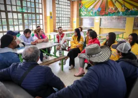 Grupo de personas en espacio de taller
