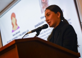 Mujer jóven dirigiendose a la audiencia