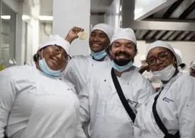Foto de cuatro cocineras(os) raizales sonriendo