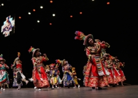 Foto de la puesta en escena de un baile indigena