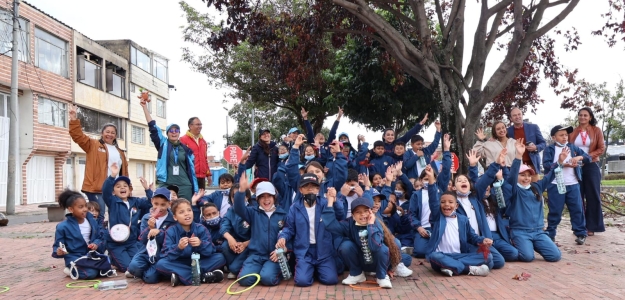 Niños y niñas del colegio República de Panamá en la semana ambiental 