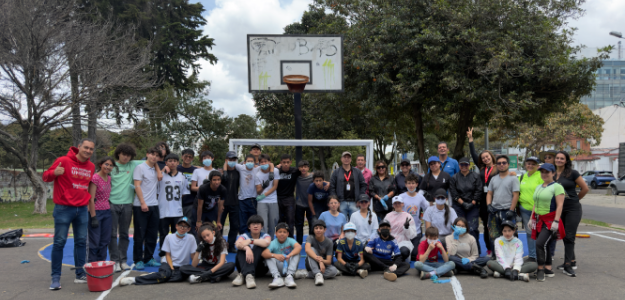 Durante la jornada se adelantaron trabajos de pintura en la cancha y en sus elementos deportivos y recreativos, junto con la recuperación de las líneas de demarcación, arcos y bancas.