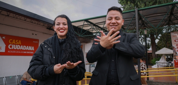 Angie Paola Silva y Cristian Buitrago, intérpretes de lengua de señas colombiana 