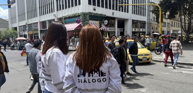 Equipo de Diálogo en manifestación