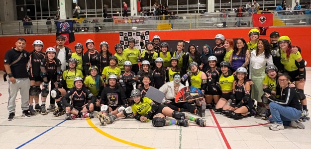Participantes de un torneo de roller derby posan en grupo dentro de un escenario deportivo, con uniformes, cascos y patines, en un ambiente de celebración, integración y compañerismo.