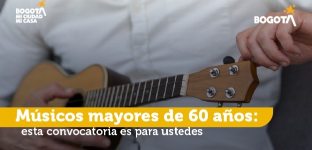 Adulto mayor tocando la guitarra