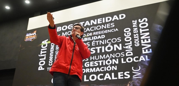Fotografía donde aparece Gustavo Quintero, Secretario de Gobierno, dirigiendose a la audiencia