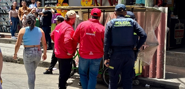 Personas de la Alcaldía Local de Los Mártires en organización de espacio público