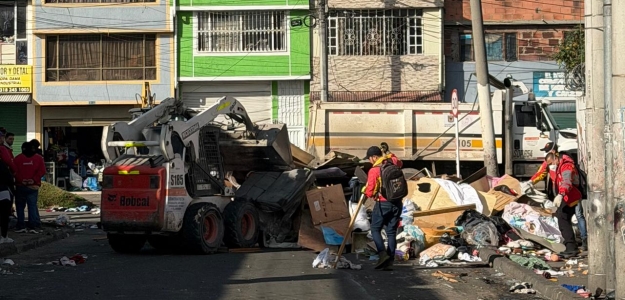 Gestores recuperando espacio público en el sector del Voto Nacional