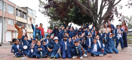 Niños y niñas del colegio República de Panamá en la semana ambiental 