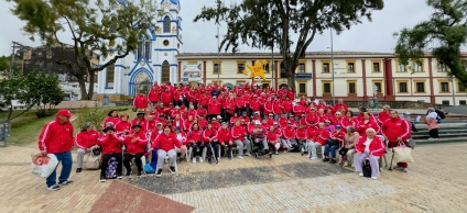 Entrega de 700 sudaderas a vecis mayores de la  localidad