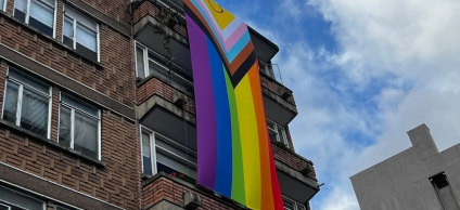 La Alcaldía Local de Santa Fe realizó el izamiento de la bandera LGBTI como un acto simbólico de reconocimiento, respeto e inclusión.