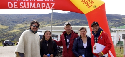Alcalde local con ganadores de los Interveredales