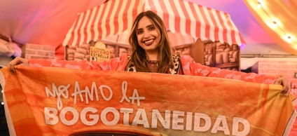 Subsecretaria con bandera "Yo amo la Bogotaneidad"