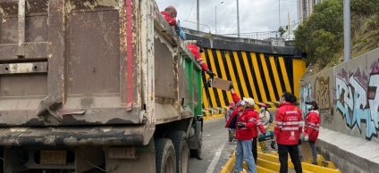 Gestoras y gestores recogiendo residuos en la calle 26