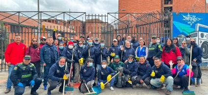 Cerca de 50 habitantes del sector y colaboradores de entidades distritales participaron en una jornada comunitaria de recuperación del espacio público.