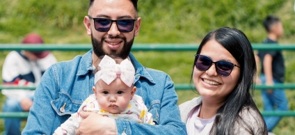 Familia bogotana en feria de servicios del Distrito