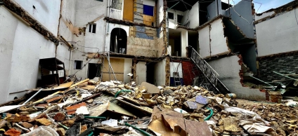 Excavadora dentro de una casa en Kennedy desata alerta