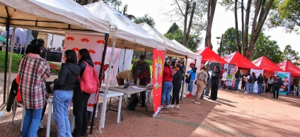 Feria de empleo en el Parque Fundacional de Fontibon con asistentes y carpas