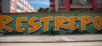 En la foto aparece un mural que dice "Restrepo"