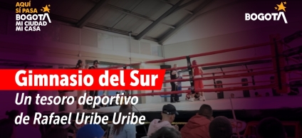 Boxeadores en cuadrilátero con púbico en el Gimnasio del Sur