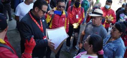 Comunidad reunida con los funcionarios locales 