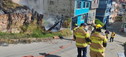 Imagen bomberos atendiendo la emergencia de incendio