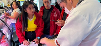 La Alcaldía Local de Santa Fe realizó una jornada de Inspección, Vigilancia y Control (IVC) en establecimientos dedicados a la comercialización de productos cárnicos en la Plaza de Mercado La Perseverancia.