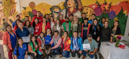 La Plaza de Mercado 12 de Octubre, en Barrios Unidos, cuenta ahora con dos murales construidos de manera participativa para promover el bienestar animal, la educación ambiental y la convivencia responsable entre familias, animales de compañía y otras especies.