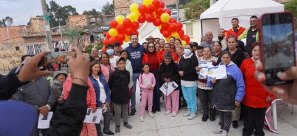 La comunidad del barrio Daña Liliana, en la localidad de Usme, en la entrega de tres tramos de vía. 