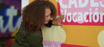 Mujer migrante arma rompecabezas de SuperCADE de Engativá