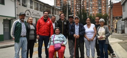 Secretario de Gobierno con personas de la comunidad