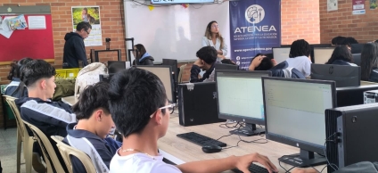 Estudiantes en charla Atenea