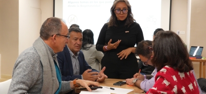 Adultos en espacio de taller charlando