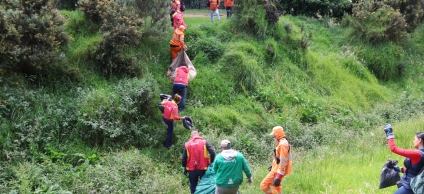 Personal de entidades limpiando el canal Brazo Salitre