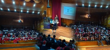 Foto donde se aprecia el público juvenil en el auditorio