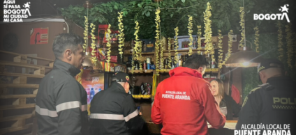 Personal de la Alcaldía Local de Puente Aranda y la Policía Nacional inspeccionan la documentación y el cumplimiento de normas en un establecimiento comercial durante una jornada de seguridad y convivencia en la localidad.