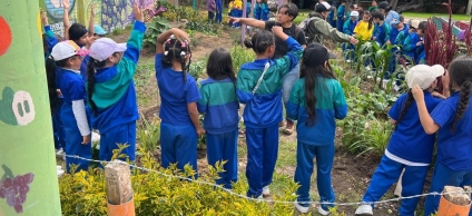 Fotografía relacionada con: Estudiantes del Colegio Bernardo Jaramillo fortalecen su aprendizaje con jornada de mantenimiento de la huerta Inspiración Cordobista
