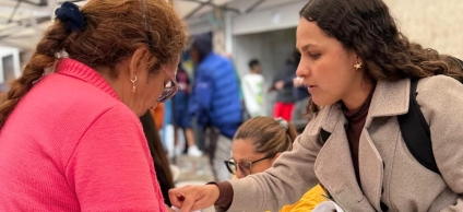 Funcionaria brindando atención durante feria de servicios