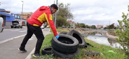 Funcionario recoge llantas en el canal Arzobispo