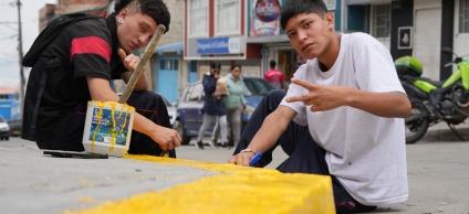 Estudiantes, vecinos, autoridades locales y Policía participan en limpieza y sensibilización frente al Colegio Altamira, con señalización que prohíbe arrojar basura.