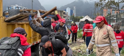 Equipo de la Alcaldía Mayor en recuperación del espacio público