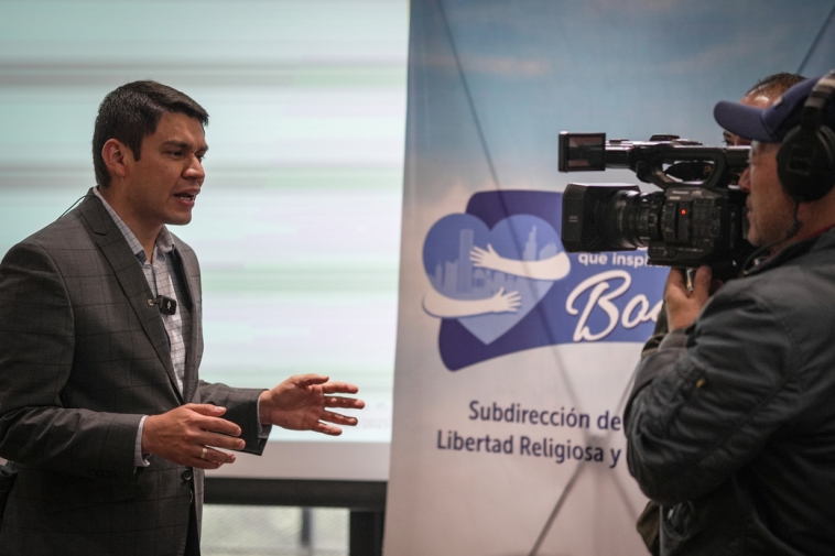 Foto de Julián Andrés Carvajal Zamora hablando ante una cámara