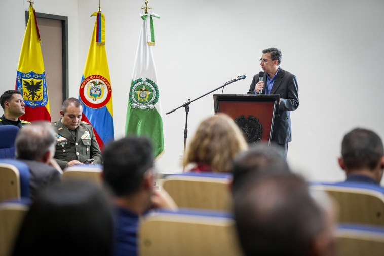 Foto de Luis Andrés Montaño dirigiendose a la audiencia