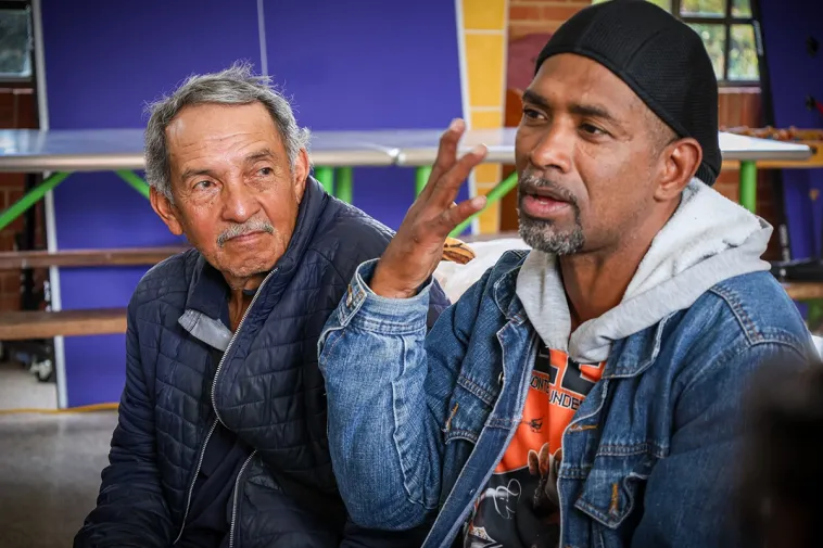 Foto de dos hombres participando en el taller