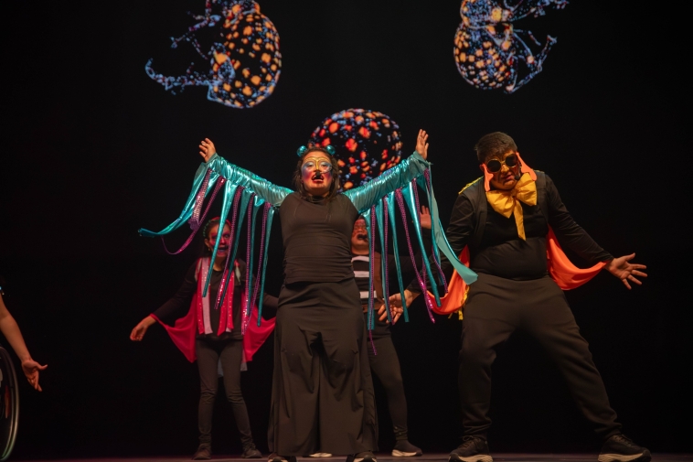 Foto de dos personas en escena