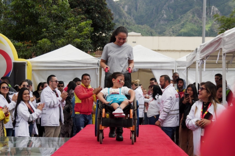 Foto de las aprticipantes desfilando