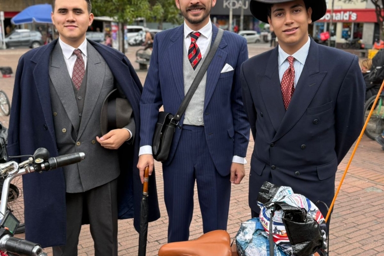 Foto de tres hombres participantes del ciclo paseo.