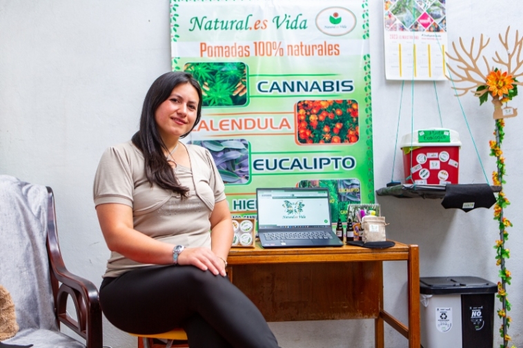 Foto de Jhoana Contreras y su emprendiemiento