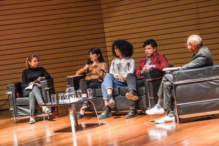 Foto del panel del conversatorio interactuando